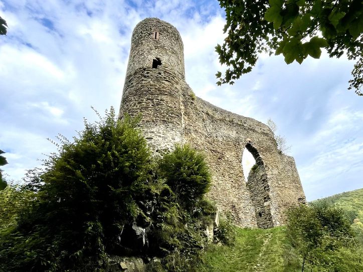 Die imposante Ruine Neublankenheim.