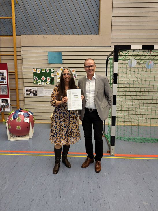 Zertifizierungsfeier Grundschule Reinsfeld:  Heike Meyer (Schulleiterin) und  Stefan Ding (Bürgermeister der Verbandsgemeinde Hermeskeil und Vorstandsmitglied des Naturparks)