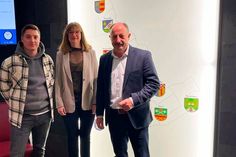 Der neue Klimaschutzbeauftragte der Verbandsgemeinde Hermeskeil Axel Thomas (links) bei seiner Vorstellung im Rathaus mit Verbandsgemeinde-Bürgermeister Hartmut Heck und Wirtschaftsförderin Stefanie Schömer.