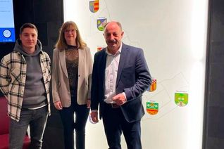 Der neue Klimaschutzbeauftragte der Verbandsgemeinde Hermeskeil Axel Thomas (links) bei seiner Vorstellung im Rathaus mit Verbandsgemeinde-Bürgermeister Hartmut Heck und Wirtschaftsförderin Stefanie Schömer.