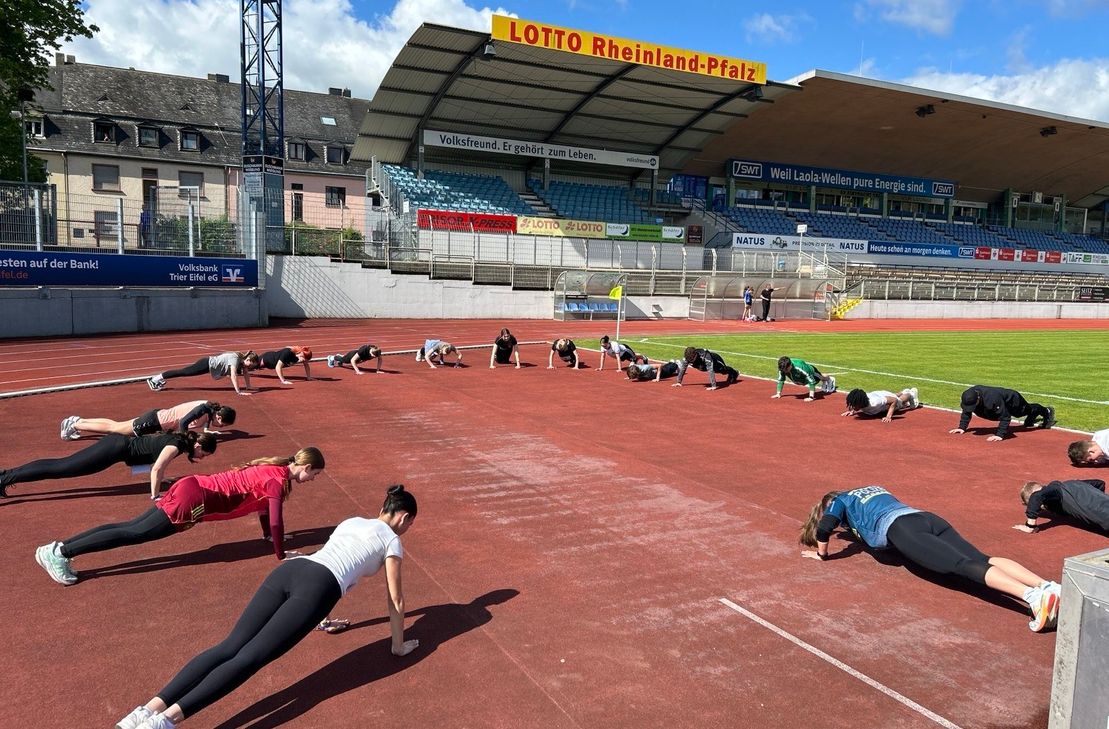 Gemeinsam wurde sich aufgewärmt