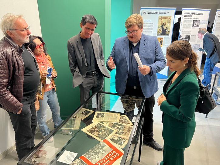 Kurator Marc Meyer zeigt Kultur- und Wissenschafts-Staatsministerin Gonca Türkei-Dehnert die neue  Sonderausstellung »Auch Du gehörst dem Führer!? - Kinder und Jugendliche in der Region 1918-1945« auf Vogelsang.