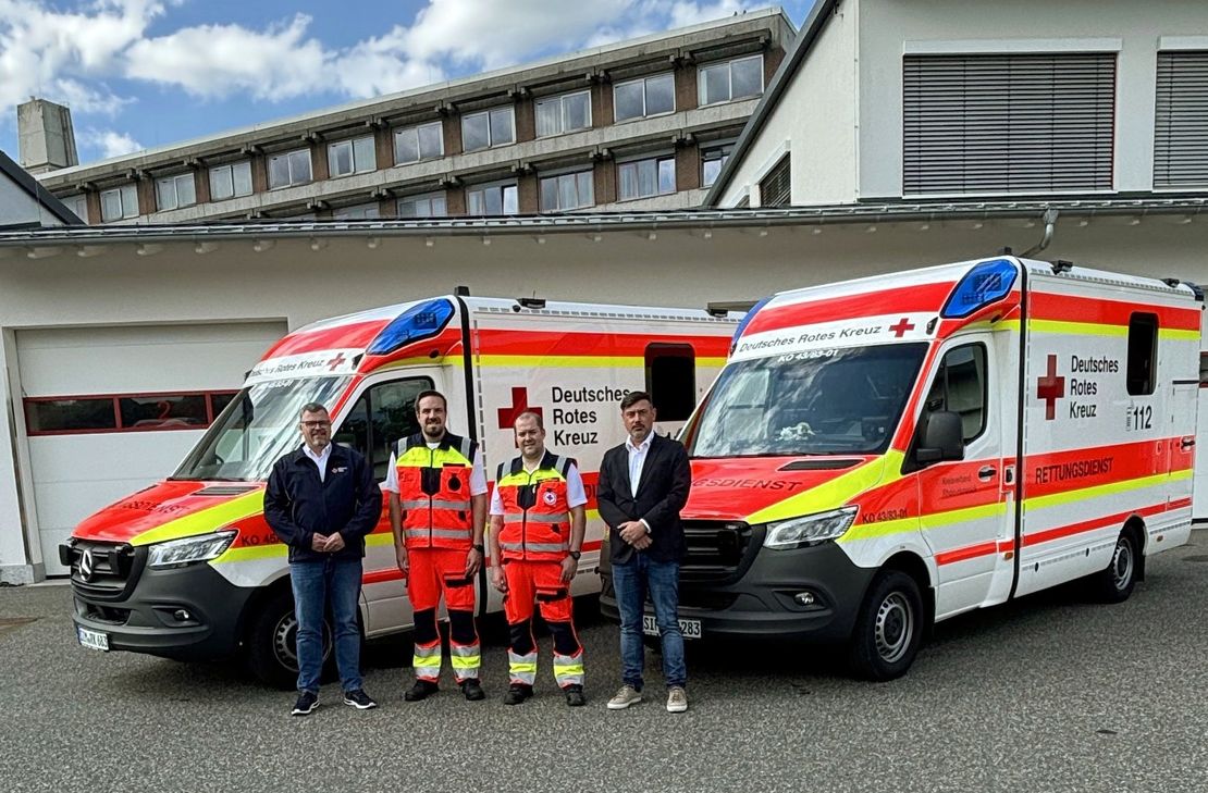 Leiter Rettungsdienst Torsten Frenzel (li.) und Kreisgeschäftsführer Thomas Bollig (re.) übergaben die neuen Rettungswagen an die Wachenleiter Florian Merz (2.v.li., Emmelshausen) und Björn Bauer (Büchenbeuren).