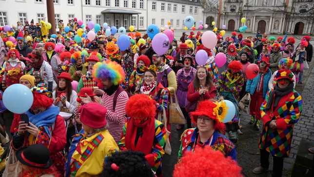Zahlreiche Clowns versammelten sich an der Benediktinerabtei St. Matthias.