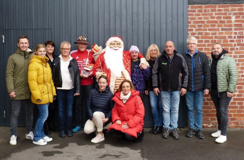 Organisatoren, Teilnehmer und Hilfsaktionen, die mit dem Erlös bedacht werden, freuen sich auf den Charity-Weihnachtsmarkt in Huppenbroich, der am ersten Advent-Wochenende auf das Gelände von Automobile Mack lockt.