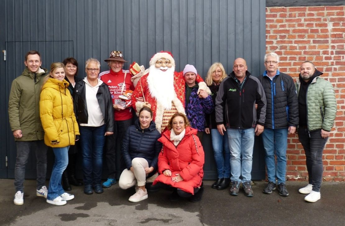 Organisatoren, Teilnehmer und Hilfsaktionen, die mit dem Erlös bedacht werden, freuen sich auf den Charity-Weihnachtsmarkt in Huppenbroich, der am ersten Advent-Wochenende auf das Gelände von Automobile Mack lockt.