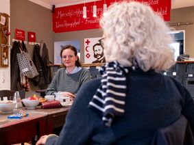 Im Café Henry moderiert DRK-Mitarbeiterin Janine Frackmann den Stammtisch „Gemeinsam – Einsam“. Bei Kaffee und Knabbereien treffen sich hier jeden dritten Samstag im Monat Menschen, um neue Kontakte zu knüpfen und gemeinsam Zeit zu verbringen.