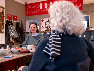 Im Café Henry moderiert DRK-Mitarbeiterin Janine Frackmann den Stammtisch „Gemeinsam – Einsam“. Bei Kaffee und Knabbereien treffen sich hier jeden dritten Samstag im Monat Menschen, um neue Kontakte zu knüpfen und gemeinsam Zeit zu verbringen.