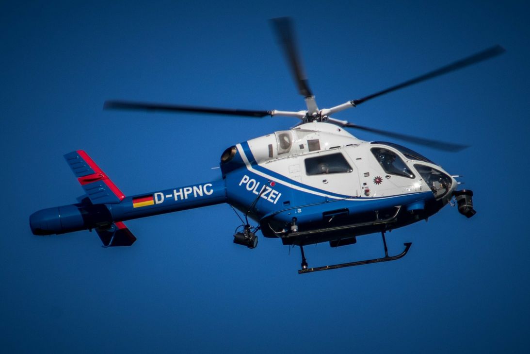 Auch die Suche mittels Polizeihubschrauber und Wärmebildkamera blieb ohne Erfolg. Die Polizei bittet deshalb um weitere Hinweise aus der Bevölkerung.