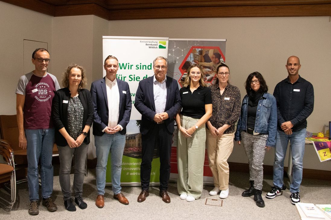 v.l.: Olaf Dibjick (IGS Morbach), Carmen Fischer und Tim Thielen (MINT-Geschäftsstelle Rheinland-Pfalz), Landrat Gregor Eibes, Veronika Kutschin (Kreisverwaltung Bernkastel-Wittlich), Anja Steffens, (Clara-Viebig-Realschule plus), Pia Debald und Benjamin Uhl (ÜAZ Wittlich).