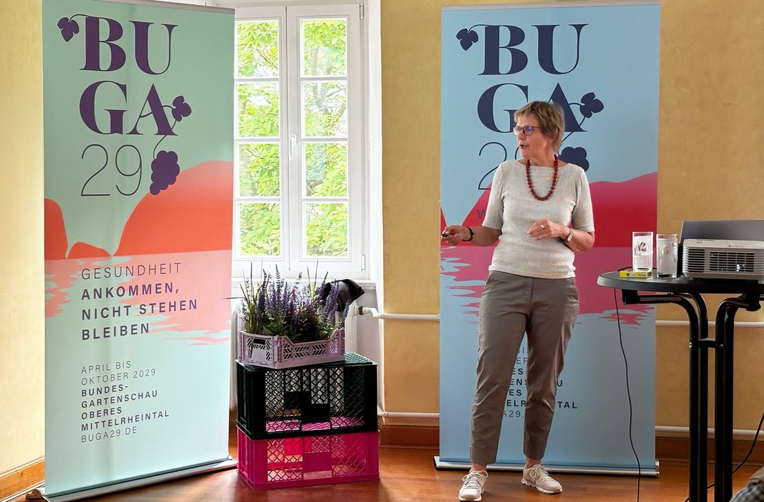 Bettina Jaugstetter erläutert die Planungen.