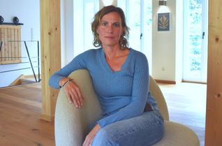 Die Suche nach ihrem eigenen Klang führte Anne Kaftan in die Wälder der Eifel. In der Musweiler Mühle in Großlittgen (Kreis Bernkastel-Wittlich) fand sie schließlich ihre ganz persönliche Melodie. »Der eigene Klang entwickelt sich immer weiter«, erzählt Anne Kaftan im Gespräch mit dem eff.-Magazin.