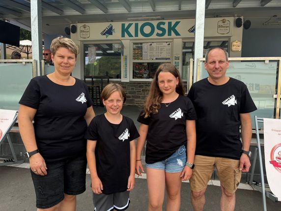Kiosk, Imbiss und Außenterrasse locken zu »Seppi´s Eck«, dessen Schriftzug man schon vom See aus erkennen kann und das seit zehn Jahren von Sebastian und Bianca Harth geführt wird.