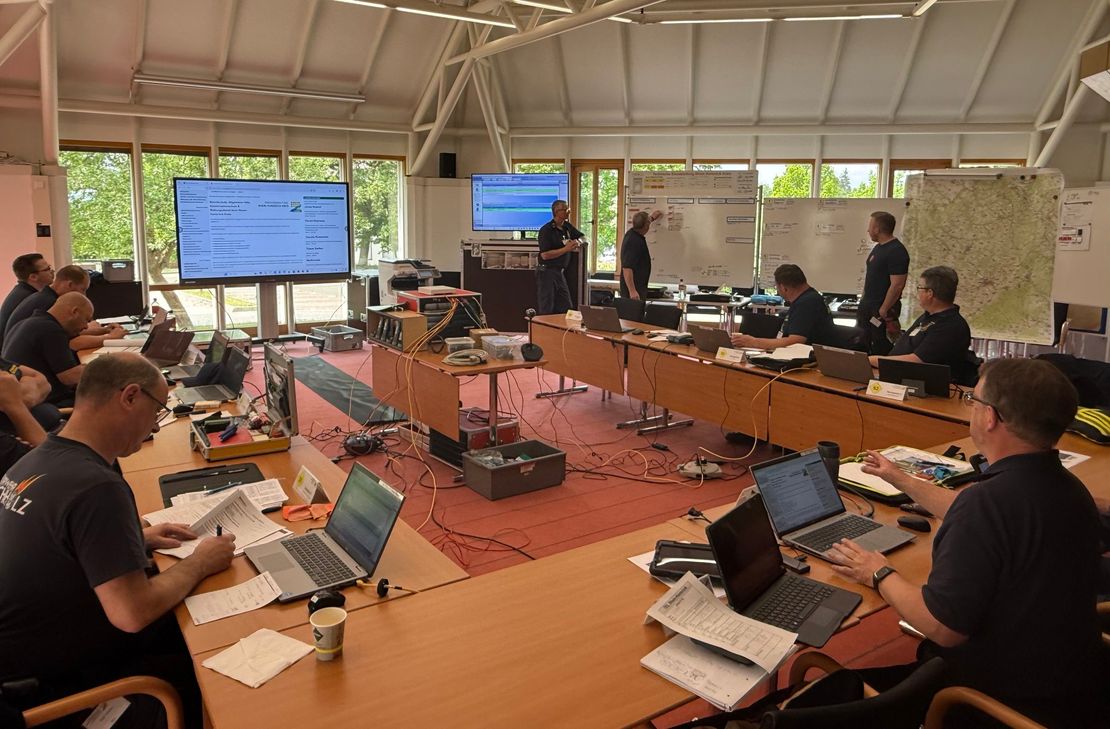 Arbeit der Technischen Einsatzleitung im Stabsraum in der Kreisverwaltung.