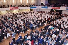 Ein Hoch auf 713 Meisterbriefe in der Rhein-Mosel-Halle, in der 1.500 Gäste die jüngste Meistergeneration feierten.