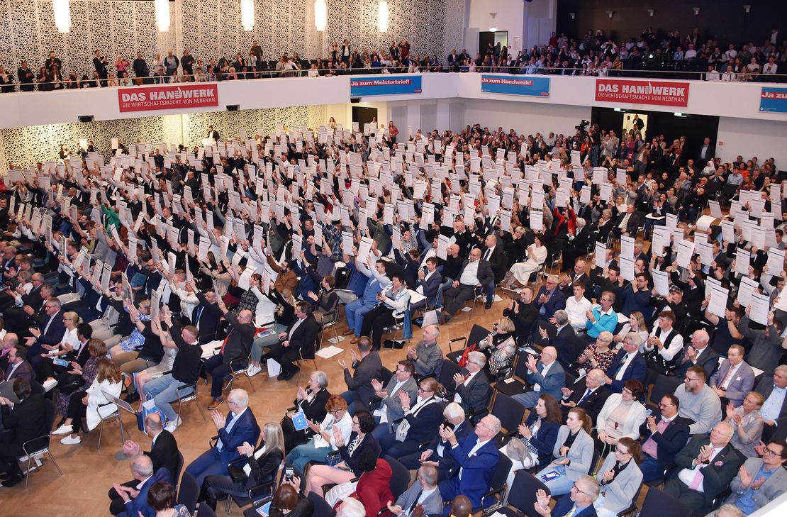 Ein Hoch auf 713 Meisterbriefe in der Rhein-Mosel-Halle, in der 1.500 Gäste die jüngste Meistergeneration feierten.