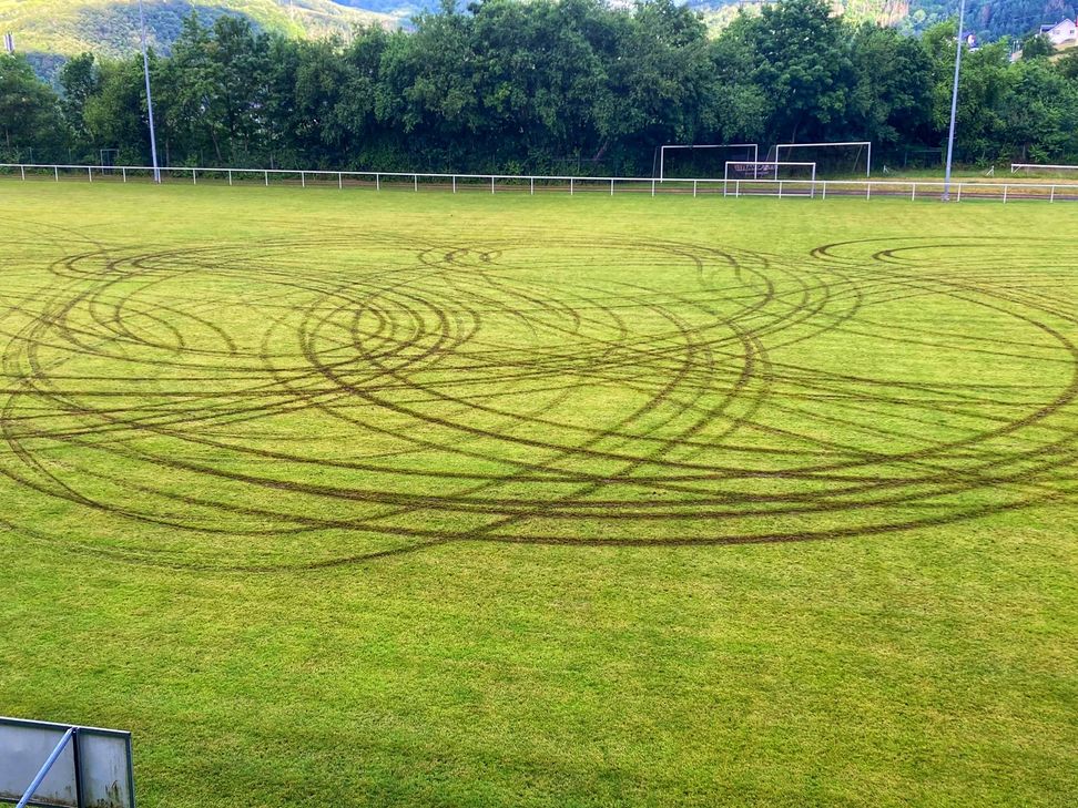 Ein Autofahrer ließ seine Aggressionen auf dem Fußballfeld in Simmertal aus.