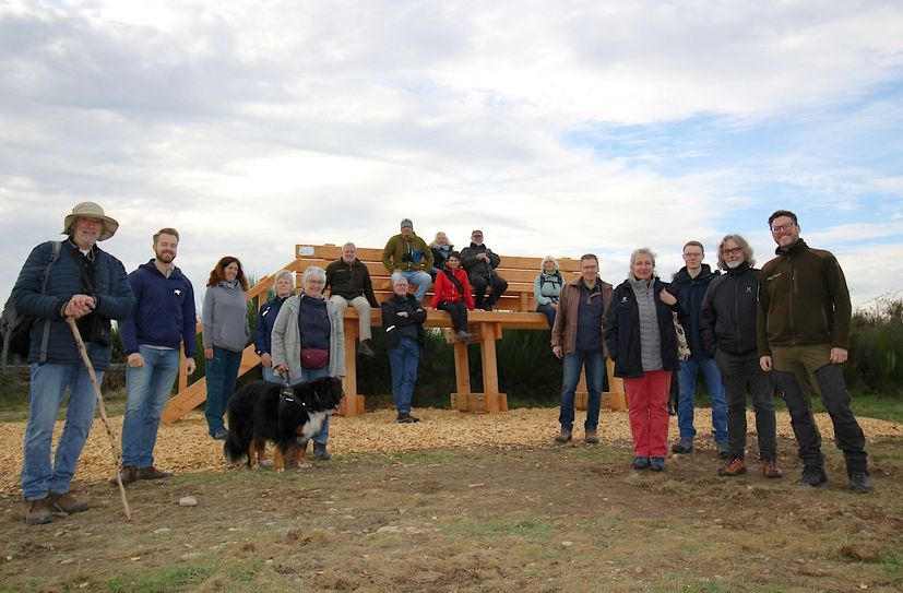 Ein besonderes Geburtstagsgeschenk zum 20-jährigen Bestehen: Die Nationalpark-Gastgeber weihen zusammen mit der Nationalparkverwaltung Eifel eine neue XXL-Baumelbank ein.