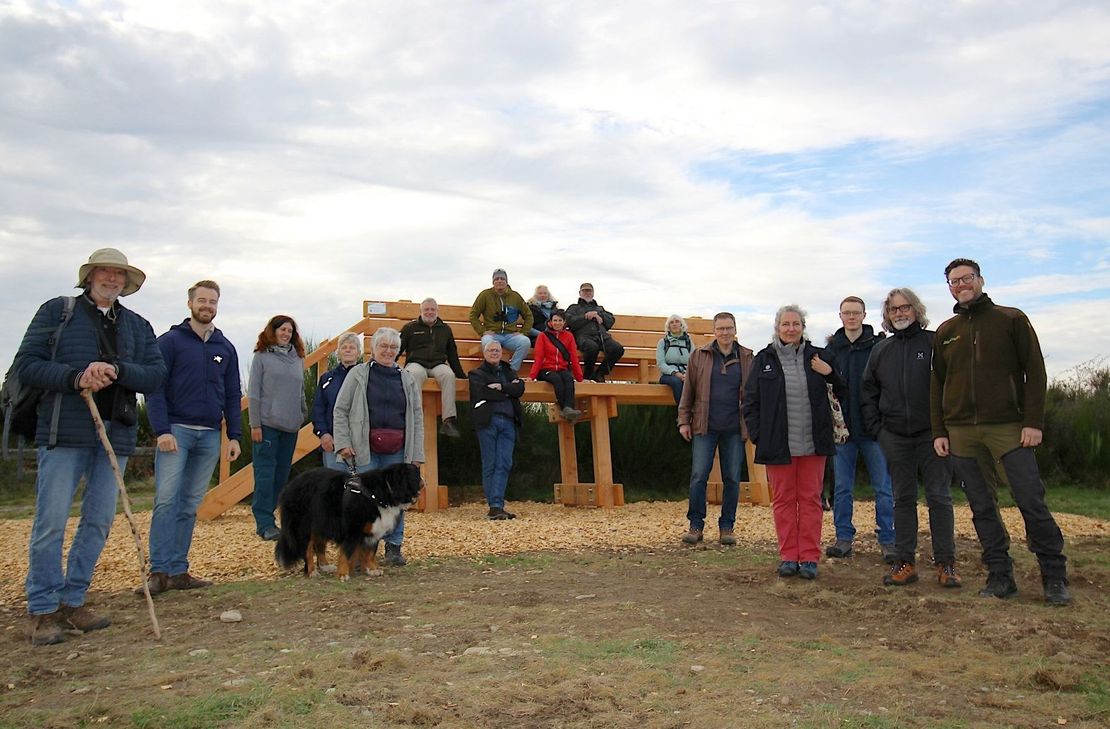 Ein besonderes Geburtstagsgeschenk zum 20-jährigen Bestehen: Die Nationalpark-Gastgeber weihen zusammen mit der Nationalparkverwaltung Eifel eine neue XXL-Baumelbank ein.