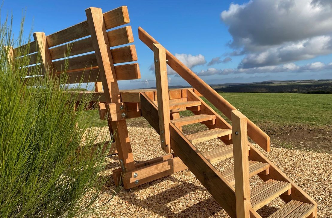 Finanziert wurde die neue Bank größtenteils von der Angebotsgruppe der Nationalpark-Gastgeber, gebaut und aufgestellt von der Nationalpark-Schreinerei.