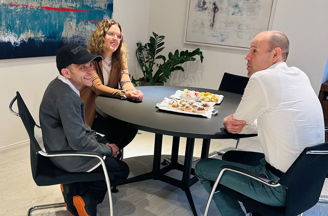 Landrat Volker Boch (rechts) begrüßt Marcel Steil (Mitte) zum Gegenbesuch in der Kreisverwaltung.