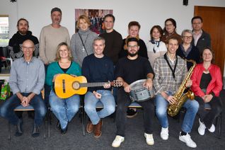 Der Leiter der Kreismusikschule, Markus Rothenberger (links, sitzend), zusammen mit einem Teil der Lehrkräfte. Es finden regelmäßig Treffen in Simmern statt, um sich auszutauschen.