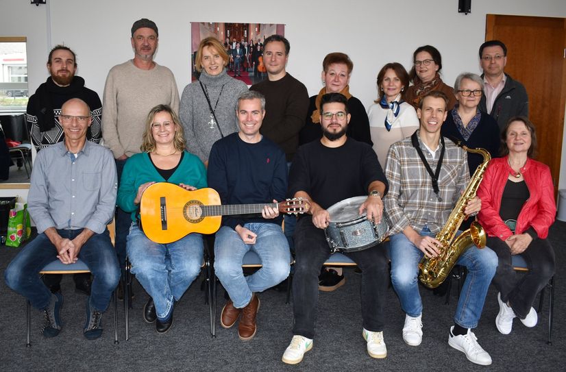 Der Leiter der Kreismusikschule, Markus Rothenberger (links, sitzend), zusammen mit einem Teil der Lehrkräfte. Es finden regelmäßig Treffen in Simmern statt, um sich auszutauschen.