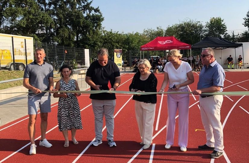 Die Ehrengäste bei der Freigabe des Platzes.