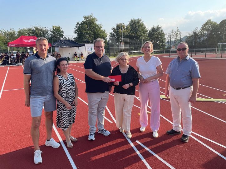 Die Scheckübergabe: v.l. Uwe Heinsdorf, Kicker gegen Krebs, Carlitta Metzdorf-Klos, Krebsgesellschaft RLP, Martin Alten, Erster Kreisbeigeordneter Trier-Saarburg, Bürgermeisterin Stephanie Nickels, Staatssekretärin Simone Schneider, Innenministerium RLP, Michael Maxheim, Vizepräsident Sportbund Rheinland.