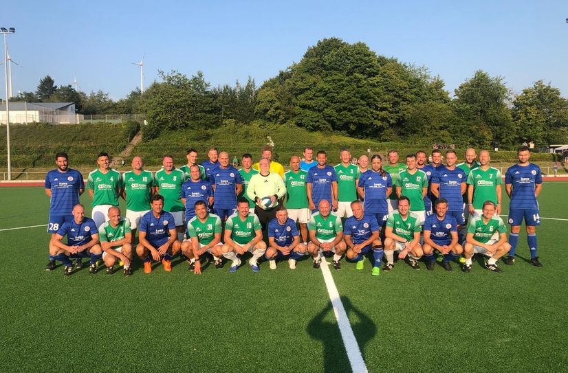 Aufstellung für das Benefiz-Fußballspiel "Kicker gegen Krebs" (grün-weiße Trikots) gegen die VG Auswahl Ruwer (blaue Trikots)