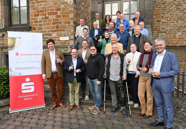 Gruppenfoto mit der Jury: Der KSK-Vorstandsvorsitzende Karl-Josef Esch und der 1. Beigeordnete Pascal Badziong freuen sich in Lehmen mit den Jurymitgliedern zur 13. Auflage des Weinwettbewerbs „Sparkassen-Riesling des Jahres“ über den diesjährigen Sieger.