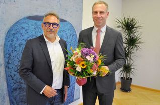 Der Erste Kreisbeigeordnete Michael Ludwig (links) gratuliert Nico Steinbach, dem neu gewählten Landrat des Eifelkreises Bitburg-Prüm.