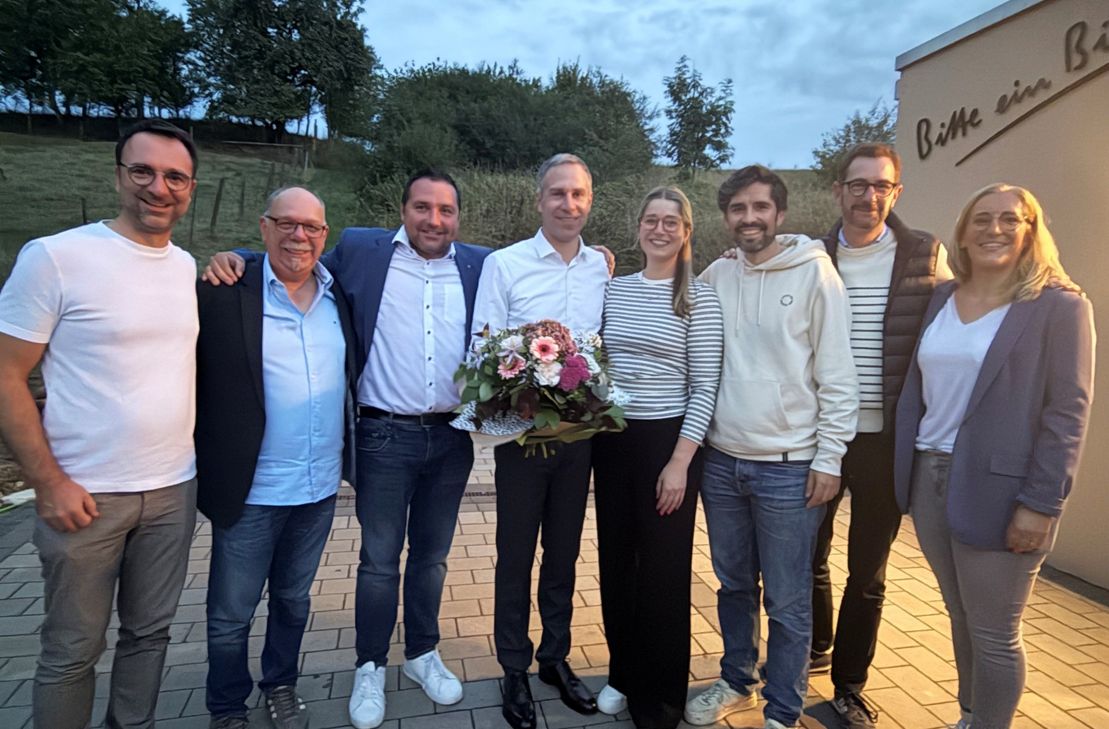 Gratulierten Nico Steinbach zum Wahlsieg (v.l.): Heiko Jakobs (Bürgermeister Stadt Bitburg), Markus Fischbach (Stadtbürgermeister Prüm und künftiger Landtagsabgeordneter), Benedikt Oster (MdL Cochem-Zell), Nice Steinbach (neuer Landrat), Lena Werner (MdL Trier), Sven Teuber (Minister für Kommunen,Bauen,Wohnen und Kultur), Jens Jensen (Vizepräsident der ADD) und Yvonne Densborn (stellv. Kreisvorsitzende der SPD).