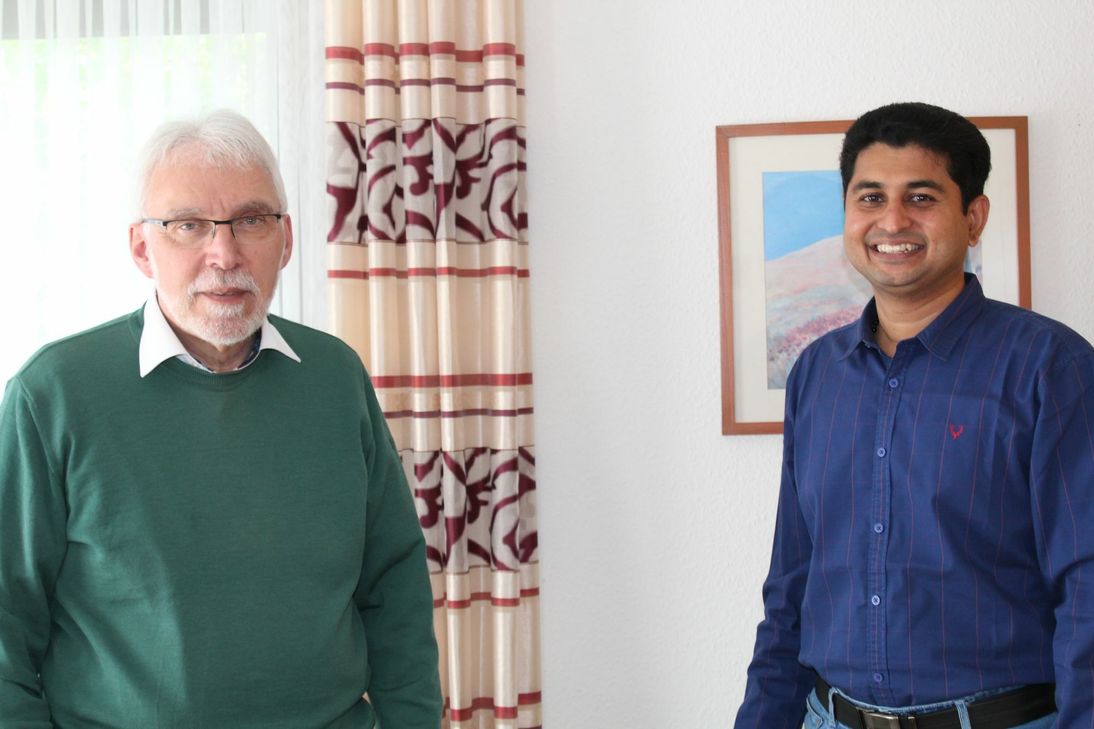 Pastor Hermann-Josef Floeck von der Pfarreiengemeinschaft Treis-Karden freut sich, dass ihn der indische Pater Shijo in der Seelsorge unterstützt.