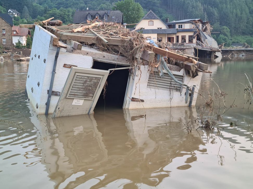 Durch die Unwetterkatastrophe wurde die Netzinfrastruktur in einigen Ortschaften stark beschädigt. Foto: Westnetz