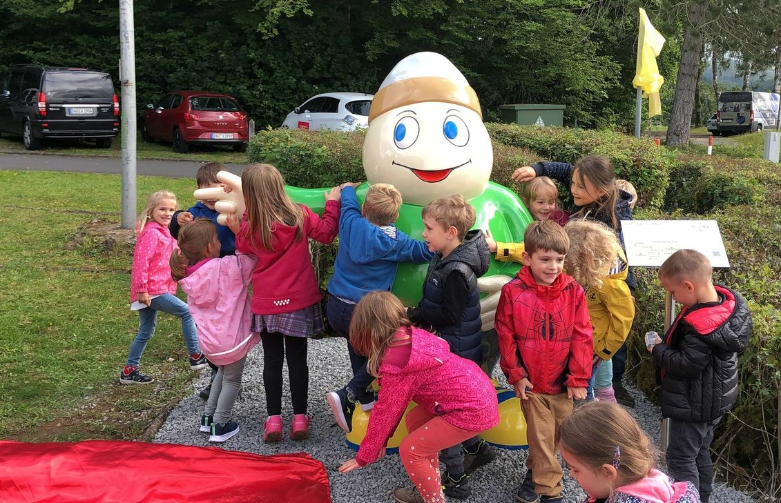 Die Kinder umarmten und herzten Willi Basalt direkt nach der Enthüllung. Foto: Mager