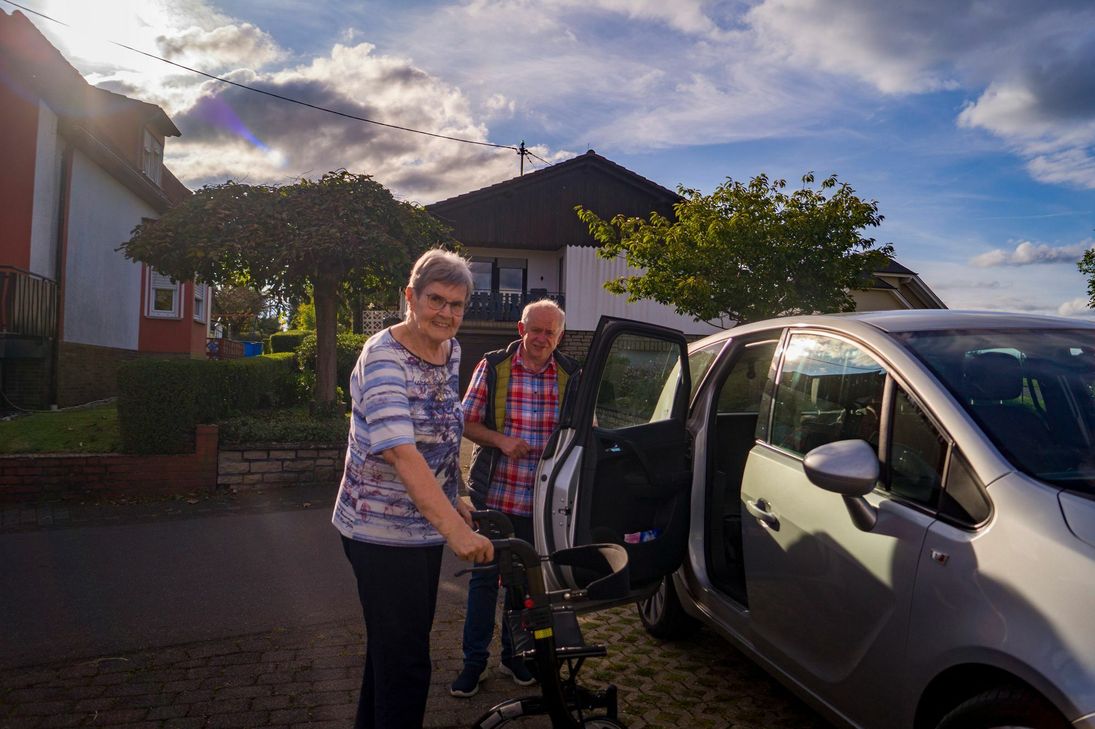 Fahrdienst mit einer Bürgerin der Gemeinde: Gabi Hink aus Hontheim und Josef Zeimetz.