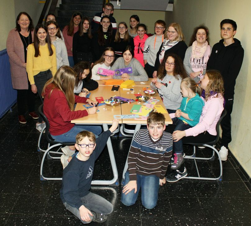 Die »Kinder helfen Kindern«-AG beim gemeinsamen Spielenachmittag mit den »CariKids« im Rahmen des Familienservices des Caritasverbandes Westeifel, der Familien mit kranken und behinderten Kindern hilft.                          Foto: Sandra Jacobs