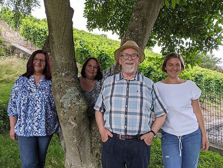 Die Gruppe der »Begegnungslaube« von Aga Norwig, Natascha Köning, Georg Singer und Anna Wagner wurde für den Engagement-Preis im Rahmen des Förderpreises »Zu Hause alt werden« im Landkreis Bernkastel-Wittlich nominiert. Foto: Nicole Böhnke