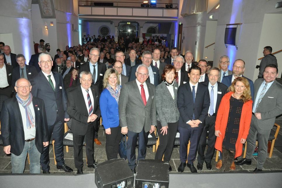 Die Initiatoren des Wirtschaftsforums Cochem-Zell, der Referent Dr. Hubertus Porschen (4. v. r., vordere Reihe) sowie Gäste aus Politik und Wirtschaft.