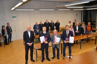 Bürgermeister Jorma Klauss (vorne, l.) zeichnete Freiwillige Feuerwehr, Filmwerkstatt Eifel und DRK-Ortsverein mit dem »Heimatpreis 2021« aus. Dabei wurden alle drei Institutionen gleichwertig auf Platz eins gesetzt. Foto: T. Förster