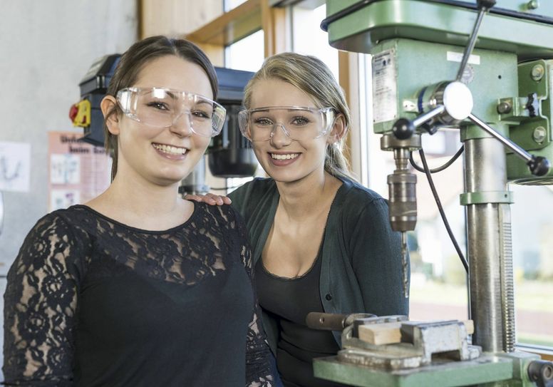 Der Girls‘ Day lenkt das Augenmerk für einen Tag auf die Frage: Tradition oder Talent? Durch die Praxiserfahrung können sich neue Berufswünsche entwickeln, auch wenn sie nicht vermeintlich vorgegebenen Rollenstereotypen entsprechen. Foto: Imago