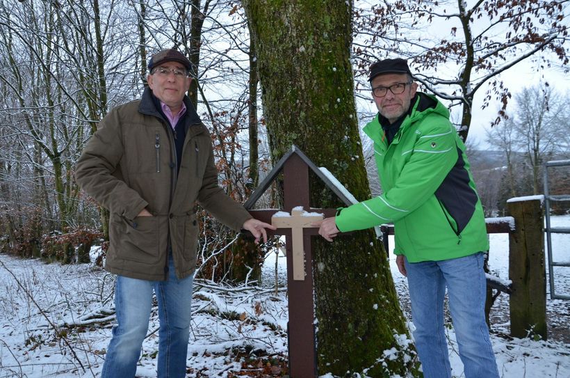 Gerd Küpper (l.) und Herbert Franzen vom Eifelverein Eicherscheid müssen immer wieder Vandalismus an Wegekreuzen, Flurnamen-Schildern, Bänken und Tischen rund um den Ort feststellen. Foto: T. Förster