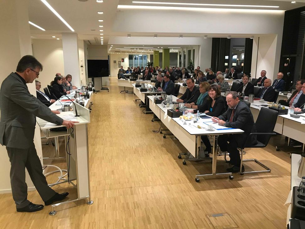 Der Kreistag kurz vor seinem einstimmigen Beschluss: Der Erste Kreisbeigeordnete Burkhard Nauroth (links) erläutert den Sachverhalt.