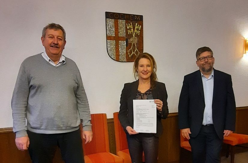 Staatssekretärin Heike Raab übergab den Förderbescheid an Stadtbürgermeister Walter Schmitz (links). Mit dabei war VG-Bürgermeister Wolfgang Lambertz.