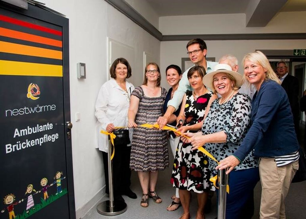 Von links: Bürgermeisterin Angelika Birk; Sonja Groeger, Pflegedienstleitung Nestwärme; Nicole Reh, Mitgründerin und Vorstand der Stiftung Rehkids; Dr. Wolfgang Thomas, Chefarzt, Kinder- und Jugendmedizin am Mutterhaus; Elisabeth Schuh, zweite Vorsitzende des Vereins Nestwärme; Lèa Linster, Sternerköchin aus Luxemburg und Botschafterin der Nestwärme Deutschland, Anja Nürnberg, Vorstand der Stiftung RTL. Foto: FF