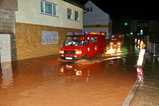 Schon wieder standen die Straßen unter Wasser. Foto: Schmitt