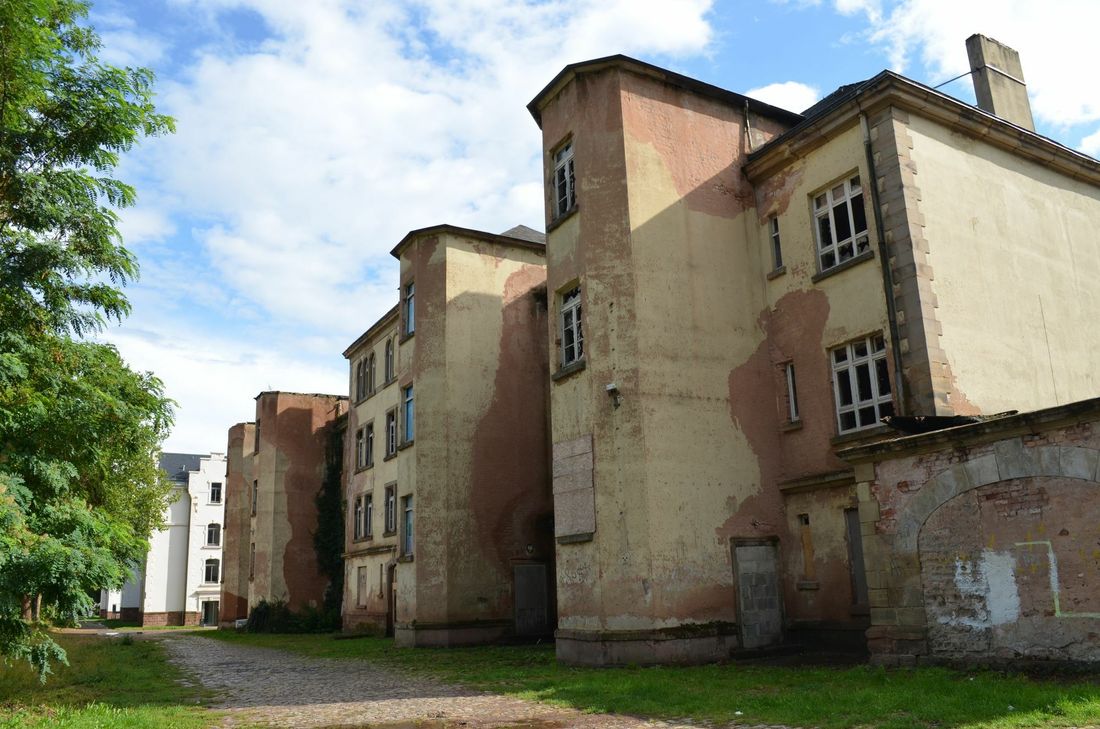 präsentieren sich noch in erbärmlichem Zustand wie der Block Gneisenaustraße 33-37.