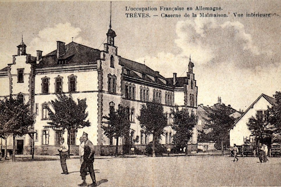 Einige Gebäude der ehemaligen »Caserne de la Malmaison« (oben)