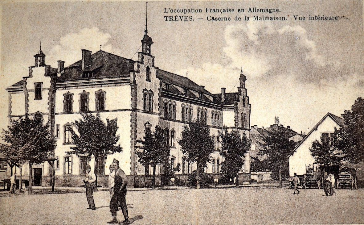 Einige Gebäude der ehemaligen »Caserne de la Malmaison« (oben)